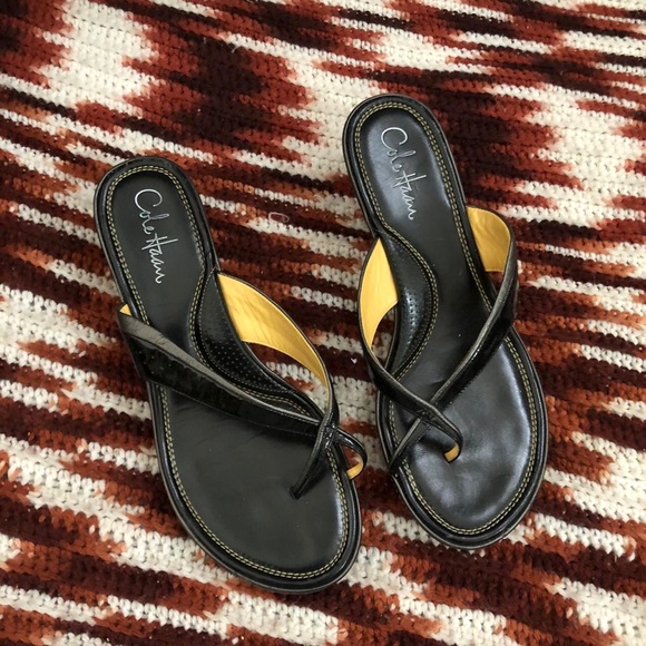 Vintage Y2K Cole Haan Black Patent Leather Thong Toe Ring Wedges Sandals Boho 9B - Picture 1 of 6